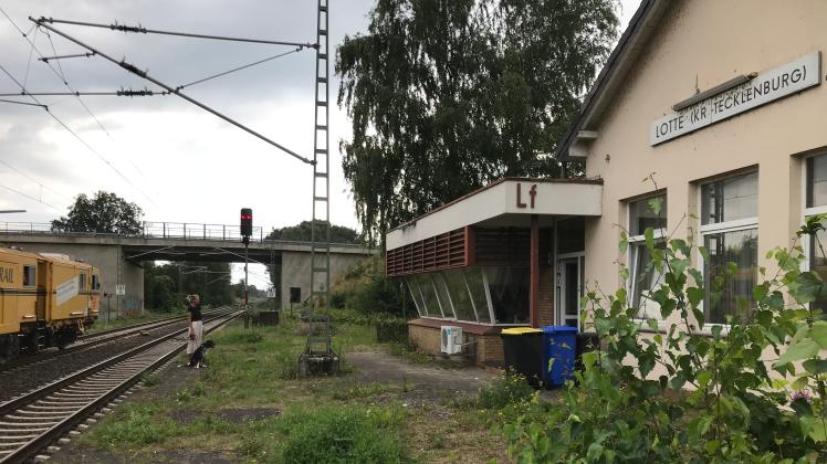 Der ehemalige Lotter Bahnhof wird nicht reaktiviert, aber vielleicht ja der fünf Kilometer weiter in Velpe. So wartet Lina Rüthschilling auch nicht auf den Zug, sondern schaut sich mit Sohn, Mann und Hund die laufenden Gleisbauarbeiten an.