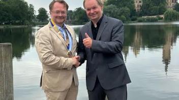 Staffelstabübergabe: Joachim Böskens übernimmt die Präsidentschaft im Rotary Club Schwerin von Thomas Pollmann (r.)
