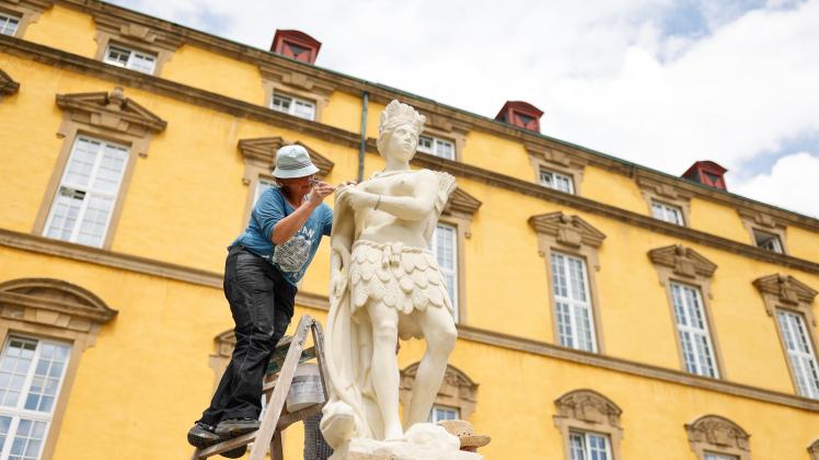 Restauratorin Larissa Piepo und ihr Team aus Hannover stellen die barocken Skulpturen aus dem Schlossgarten Osnabrück wieder auf. Foto: Michael Gründel