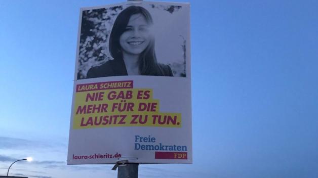 Kaum eine Laterne in der Lausitz ohne ein Plakat von Laura Schieritz. 