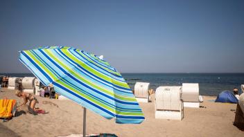 Badegäste im und am Strandkorb an der Ostsee von Kühlungsborn. Auch in Mecklenburg-Vorpommern wird die nächste Hitzewel
