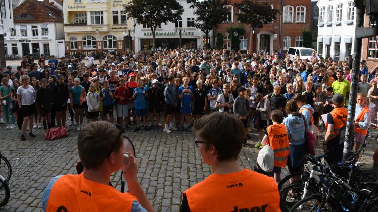 Knapp 700 Schüler nahmen am Spendenlauf der Jungmannschule teil SHZ