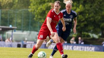Nr 27 Marie Gosewinkel TSG Burg Gretesch - 1:2 -  Nr 28: Anna Maria Hegmann Osnabrücker SC  -  Fußball, Frauen, Regionalliga: 