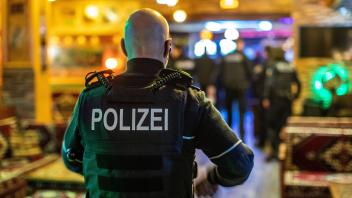 30.01.2020, DU Duisburg , Razzia von Polizei , Ordnungsamt , Zoll und Finanzbehörde in mehreren Duisburger Lokalen. Razz