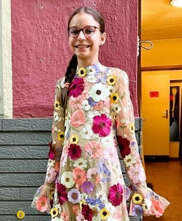 Valerie in ihrem Taylor-Swift-Kleid. Fast genau so ein Blumenkleid trug die Sängerin bei der Grammy Verleihung 2021.