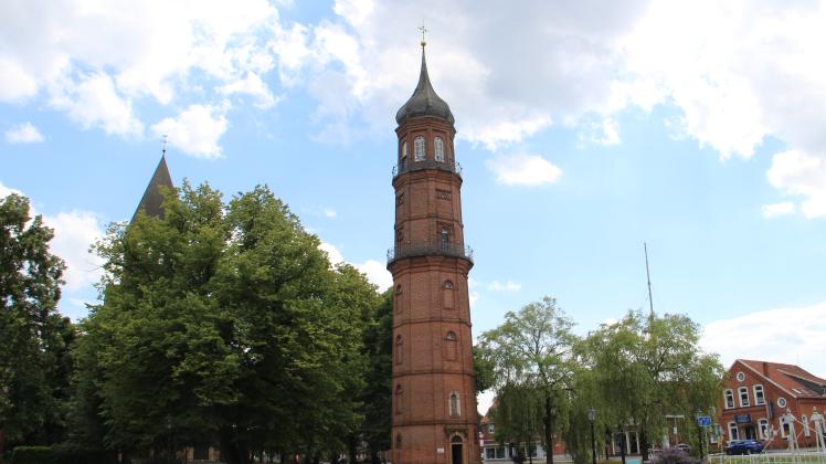 Vor 175 Jahren soll der erste Stein des Alten Turms, dem Wahrzeichen des Papenburger Obenendes, gelegt worden sein.