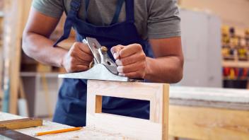 lehrling,tischler,auszubildender,ausbildungsberuf,ausbildung,auszubildende,auszubildener,azubi,azubis,lehrlinge,handwerk