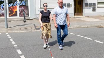 Osnabrücker Mobilitätsberater Volker Woida zum Thema Barrierefreiheit: "Blinde müssen ohne Hilfe über die Straße gehen können". So schafft es Steven Brentrop