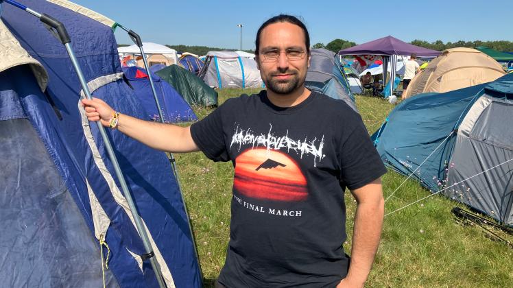 Milad Khoshdel steht neben den Zelten auf dem Campinggelände des Airbeat