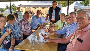Winzer Gerd Brinkmann schenkt persönlich ein: Beim Weinfest in Bad Iburg können Besucher vom Iburger Wein im besonderen Ambiente kosten.