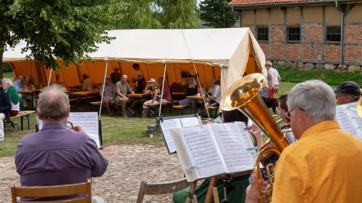 Während der Neuhauser Posaunenchor vor der Kunst- und Kulturscheune in Konau 25 aufspielt, kommen die Gäste des Hoffestes der Vereines „Frohe Zukunft“ angeregt ins Gespräch. 