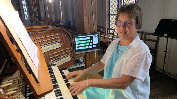 Kantorin Susanne Krau spielt auf der in den 1930er Jahren gebauten Orgel des Wittenberger Orgelbaumeisters Martin Pflug in der Stadtkirche Wittenberge. 