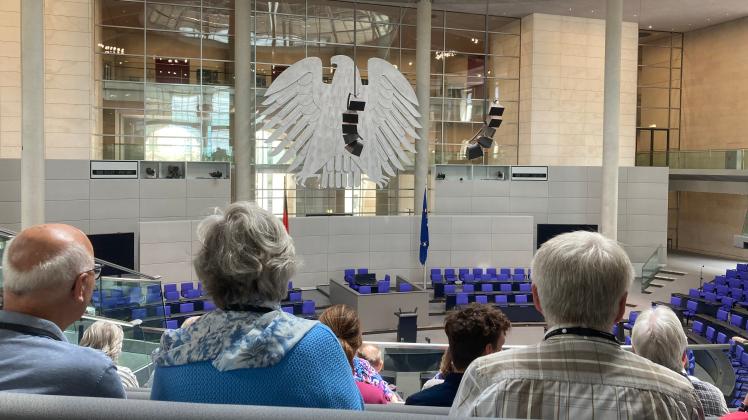 NOZ-Leser im Plenarsaal des Bundestages.
