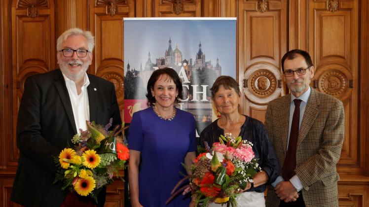14.07.2023 findet um 11 Uhr  in der Bibliothek des Schlossmuseums Schwerin das Jubiläum der Gästeführer Herr Schott und Frau Breitsprecher stattBildunterschrift: Mathias Schott, Pirko Kristin Zinnow, Ute Breitsprecher und Schlossmuseumsleiter Ralf Weingart (v.l.).Eine Einverständniserklärung von Frau Breitspächer und Herrn Schott liegt vor.
