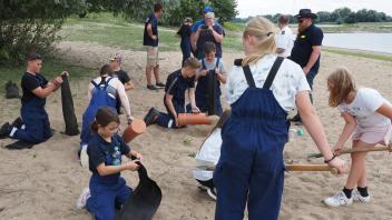 Das Sommercamp der Jugendfeuerwehr endete in Wootz mit einer Hochwasserschutzübung an der Elbe.  