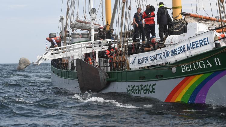 Greenpeace versenkt Granitblöcke vor Rügen