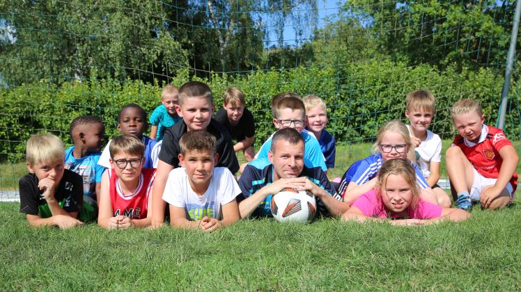 Brüeler SV Trainer Christoph Radtke mit seinen Fußballkindern.