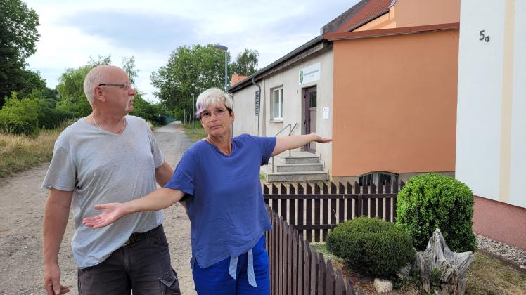 20 Jahre lang lebten Detlef und Editha Aßmann glücklich in der Reinstorfer Straße 5a. Nun hat die Stadtvertretung die Straße umbenannt, ohne die Anwohner zu fragen oder zu informieren. 