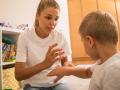 Eis, Hitze und Trost lindern Insektenstiche bei Kindern