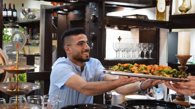 Moaz Albatal hat schon wenige Tage nach der Eröffnung einiges in seinem Restaurant zu tun, denn das neue Mediterraneo ist bereits gut besucht.