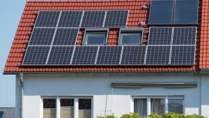 Solarthermie- und Photovoltaikzellen auf einem Dach