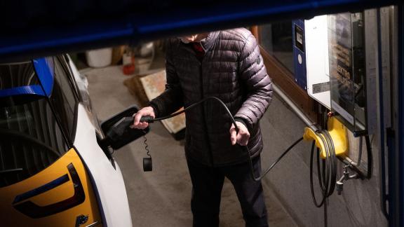 E-Auto mit Strom versorgen E-Auto mit Strom versorgen