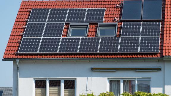 Solarthermie- und Photovoltaikzellen auf einem Dach Solarthermie- und Photovoltaikzellen auf einem Dach