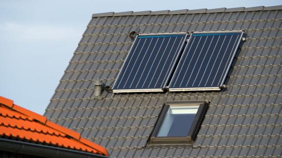 Dach mit Kollektoren einer Solarwärmeanlage Dach mit Kollektoren einer Solarwärmeanlage