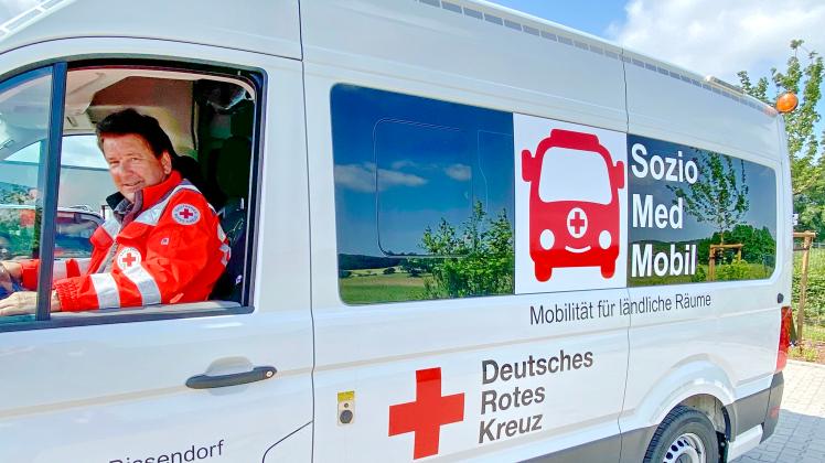 Heiko Grube, Senioren- und Sozialarbeiter beim DRK Bissendorf, am Steuer des neuen Sozio-Med-Mobils.