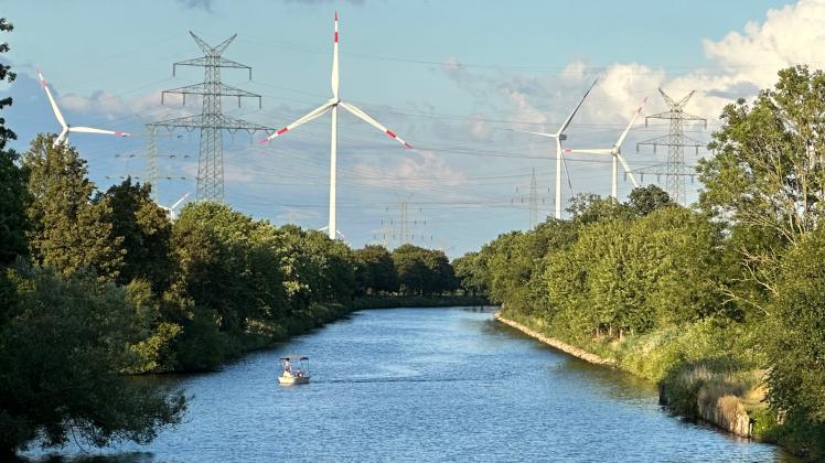 Die Windkraft – hier eine Aufnahme aus dem ostfriesischen Emden – ist in Deutschland auf dem Vormarsch. Doch das reicht noch nicht.