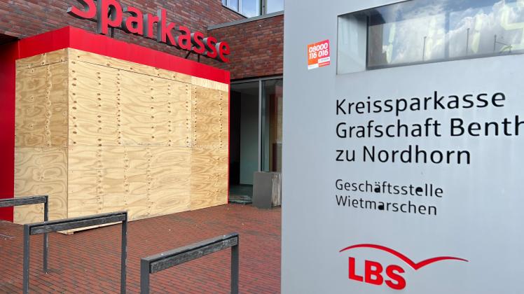 Nach der Geldautomatensprengung in der Sparkasse in Wietmarschen bleibt die Bank geschlossen.