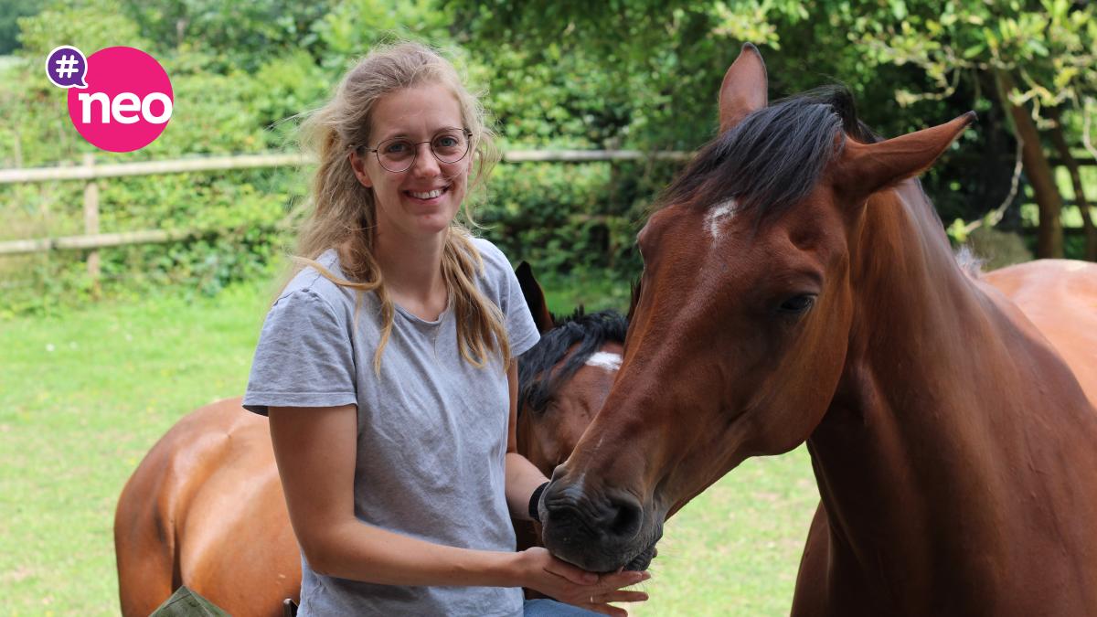 Füttern aus dem Fenster Katharina Freytag hat Pferde im Garten