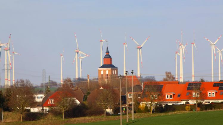 Blick am Donnerstag (06.04.2023) auf die Ortschaft Altenteptow (Landkreis Mecklenburgische Seenplatte) im der örtlichen 
