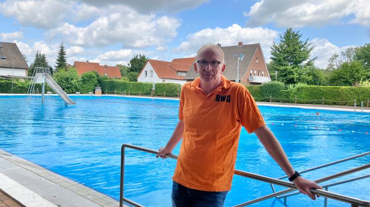 Thomas Bensmann ist seit 31 Jahren Schwimmmeister in dem Hallen- und Freibad in Hagen am Teutoburger Wald.