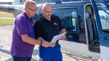 Firma Amprion überprüft Strommasten mit Helikopter aus der Luft. Letzte Besprechung vor dem Kontrollflug von Hans Brinkers und Marlon Jordan