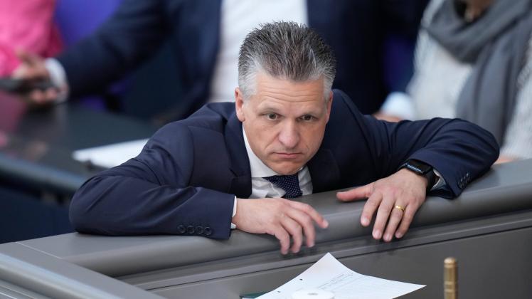 Deutscher Bundestag, 116. Plenarsitzung Thorsten Frei (CDU) lehnt sich gelassen ueber die Bruestung des Bundestag Praesi