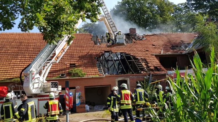 Die Feuerwehr Salzbergen musste am Donnerstagmorgen zu einem Dachstuhlbrand ausrücken. Die Feuerwehr Salzbergen musste am Donnerstagmorgen zu einem Dachstuhlbrand ausrücken.