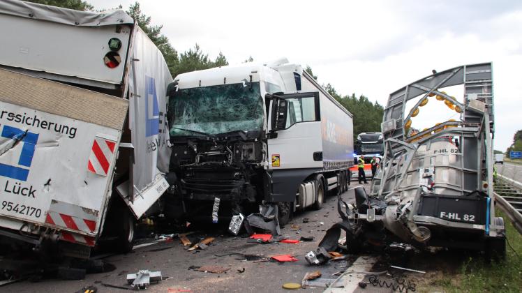 Zu einem schweren Verkehrsunfall kam es am späten Nachmittag auf der A24 nahe Neustadt-Glewe. 