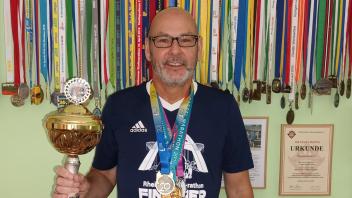 Im Trophäenzimmer von Roland Molitor steht jetzt auch der Pokal für den 100. Marathon.