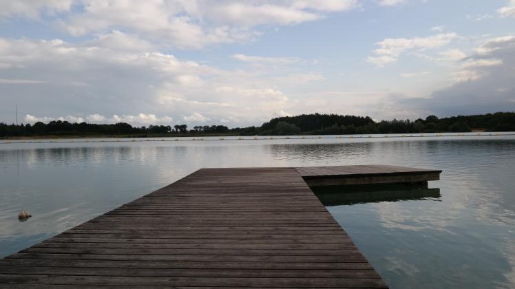 Die ausgezeichnete Wasserqualität lädt am Herzogsee in Walchum zum Baden ein - auch wenn das schöne Wetter im Juli etwas auf sich warten lässt.