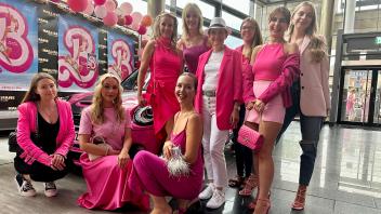Pretty in Pink: Martina Hass (oben links), ihr Auto und ihr Barbie-Tross in der Hall of Fame.