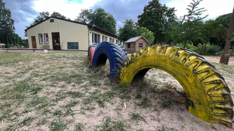 Auch dank einer Spende der Raiffeisenbank Lauenburg haben diese Reifen auf dem Hof der DRK-Kita „Sonnenblume“ bald ausgedient. Ein Hindernisparcours soll sie ersetzen.