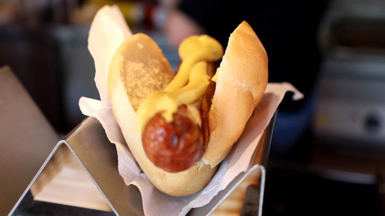Wer gerne Bratwurst mit Senf isst, muss meistens nichts extra zahlen. Wer Mayo oder Ketchup auf die Pommes haben will, schon. Warum ist das so?