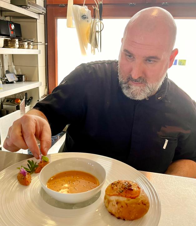 André Münch beim Anrichten der Gazpacho André Münch beim Anrichten der Gazpacho