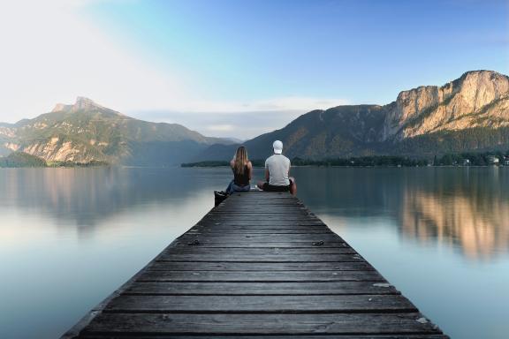 Ruhiger Moment am Steg des Mondsees in Österreich, eingefangen von Peter Thiel. Peter Thiel