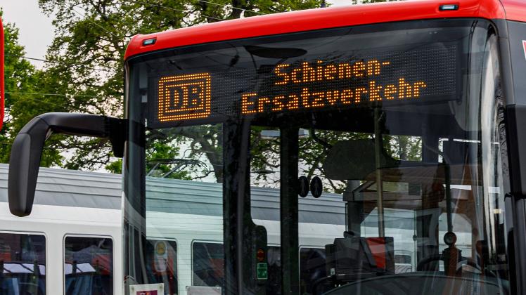 Osnabrueck, Deutschland 15. Mai 2021: Ein Bus mit der Aufschrift Schienen-Ersatzverkehr und dem Logo der DB, Deutschen B
