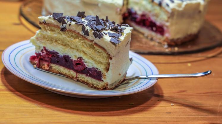 Kaffeetafel mit selbst zubereitetem Kirschkuchen *** Coffee table with homemade cherry cake