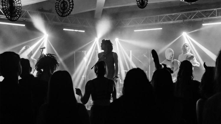 Ein Gig im eigenen Proberaum: Anlässlich des Geburtstags von Bandmitglied Yannik „Mitzi“ Mitzloff trat Grell in Halloween-Kostümen auf.