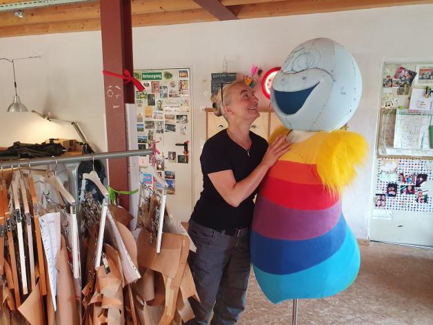 Maskottchen aus Hagen aTW: Stefanie Ludwig zeigt Kostümwerkstatt
