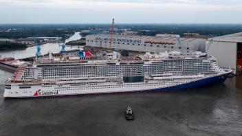 Nach dem erfolgreichen Ausdock-Manöver wurde die „Carnival Jubilee“ zunächst am Pier des Werftbeckens festgemacht in dem sie am Samstag einige Funktionstests erwarten.